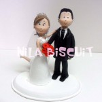 Topo de bolo personalizado Noivinhos abraçados e a noiva com o pé levantado