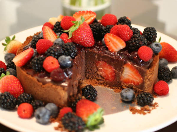 Receita de Torta Trufada de Chocolate com Frutas Vermelhas