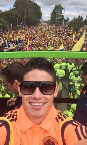 James Rodríguez dá rolezinho antes de voltar à Colômbia