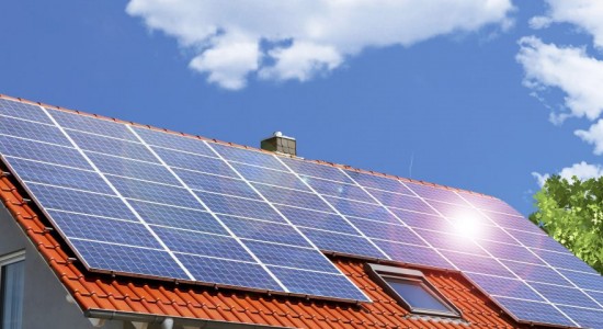 Quais são os benefícios da energia solar e eólica?