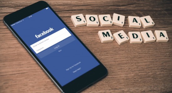 Facebook contrata jornalistas para curadoria