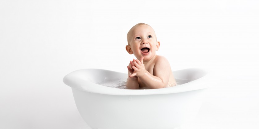Descubra os benefícios do banho de ofurô para bebês