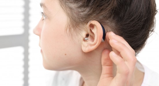 Quanto tempo por dia um aparelho auditivo pode ser usado?