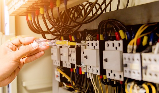 Os comandos elétricos são peças principais de um circuito elétrico, é o comando responsável por todo o funcionamento de máquinas e equipamentos eletrônicos que estão ligados a ele.