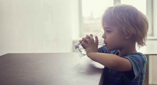 Qual a importância do consumo de água para crianças?