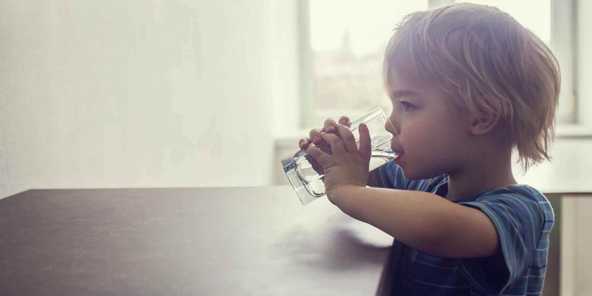 Qual a importância do consumo de água para crianças?
