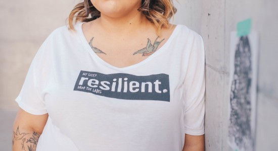 Saiba como camisetas personalizadas feministas ajudam no empoderamento.