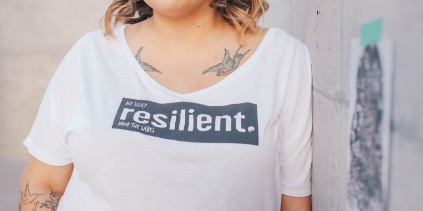 Saiba como camisetas personalizadas feministas ajudam no empoderamento.