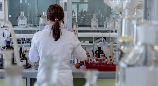 Laboratórios de química, engenharia mecânica e farmacêuticos: conheça os tipos de laboratórios.