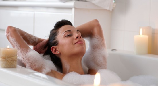 Cuidados com a pele na hora de relaxar na banheira