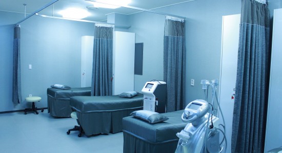 A ausência de luz nos hospitais pode causar problemas graves para os pacientes, por isso o aluguel de gerador é importante. Acesse!
