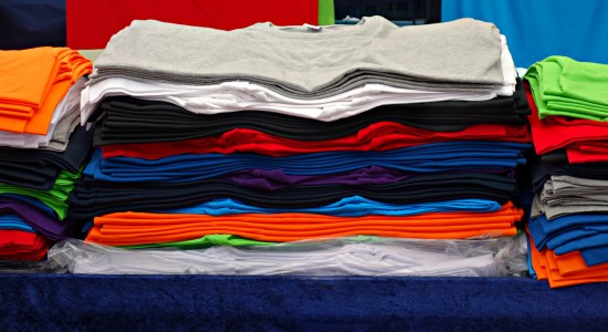 Manter a organização do armário é um desafio para muitas famílias, principalmente quando se trata de camisetas. Saiba como dobrar camisetas personalizadas!