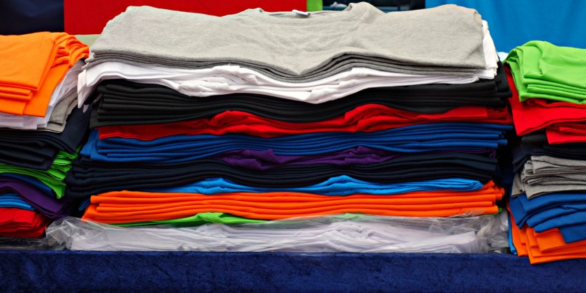 Manter a organização do armário é um desafio para muitas famílias, principalmente quando se trata de camisetas. Saiba como dobrar camisetas personalizadas!