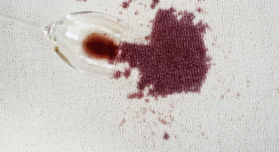 limpeza de carpete com mancha de vinho