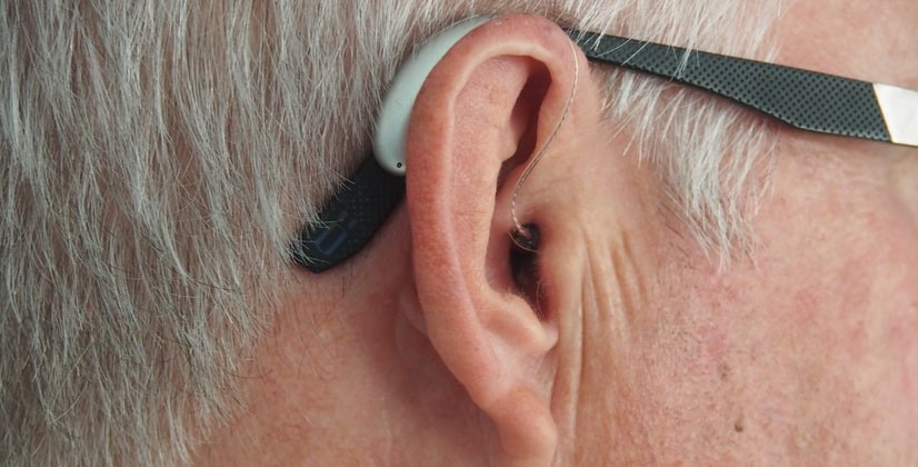 Cuidados com acessórios para aparelhos auditivos durante a pandemia