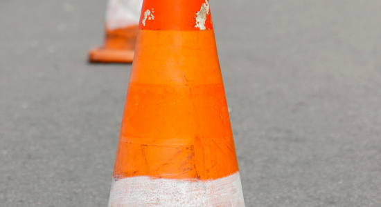 Entenda-a-importância-de-cones-de-sinalização-em-obras-na-estrada