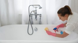 Quais produtos de limpeza posso usar em uma banheira de hidro?