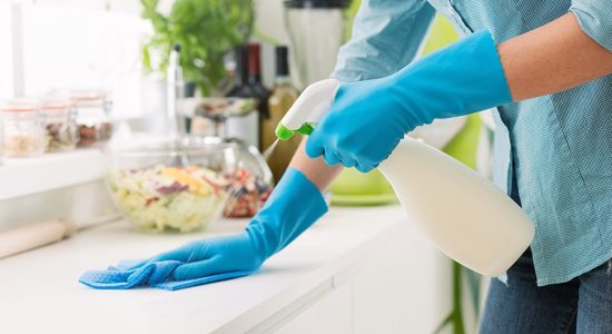 Para deixar sua cozinha sempre brilhando, é preciso ter os produtos de limpeza certos. Veja o que comprar para manter a higiene nesse ambiente.