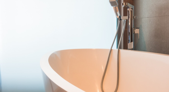Banheiras com chuveiros Integrados: soluções práticas para o seu espaço de banho