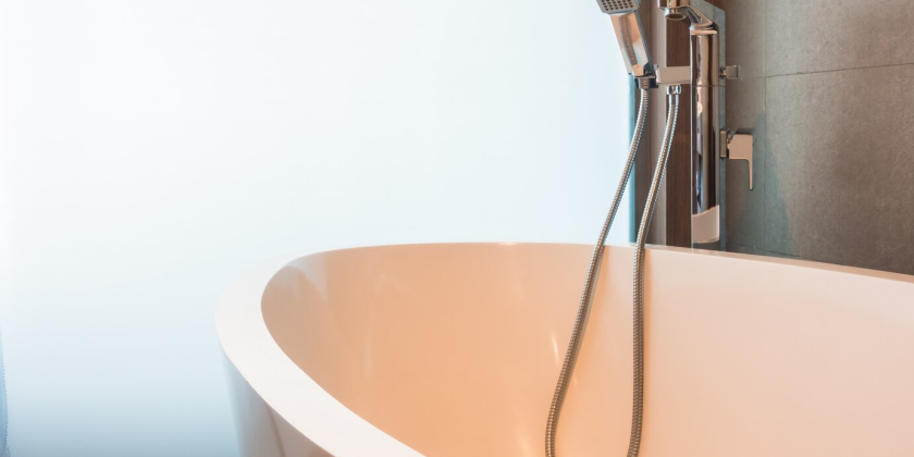 Banheiras com chuveiros Integrados: soluções práticas para o seu espaço de banho