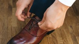 Calçado masculino para casamento: o que usar? | Foto de homem amarrando sapato social | CNS
