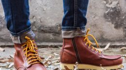 Motivos para começar a usar bota masculina | Foto de um homem com botas masculinas | CNS