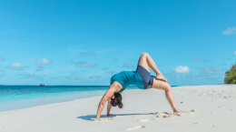 A importancia das roupas fitness para exercicios na praia | Mulher fazendo exercício na praia | Body For Sure