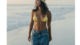 Biquíni + roupa casual: funciona? | Mulher na praia usando biquíni e roupa casual | Água Doce
