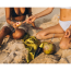 Desvendando a tanga maxi | Duas mulheres de biquíni sentadas na praia | Cia Marítima