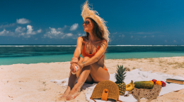 Dicas de modelos de biquínis elegantes | Mulher de biquíni sentada na areia da praia | Água Doce