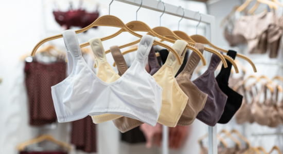 Quais lingeries são indispensáveis para uma mulher? | Foto de uma arara com sutiãs | Triumph