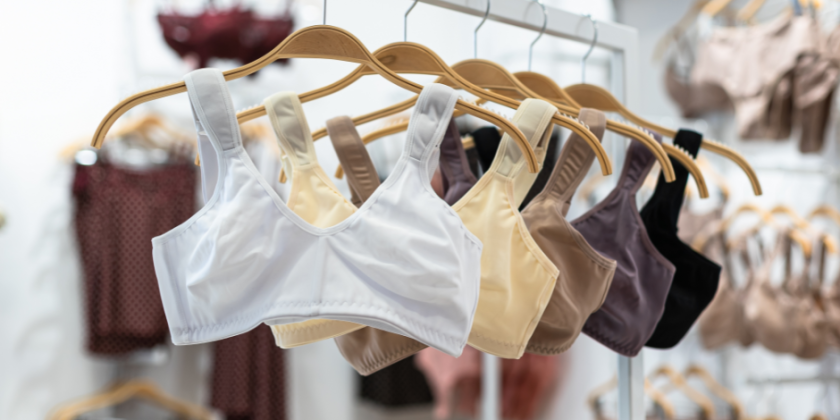 Quais lingeries são indispensáveis para uma mulher? | Foto de uma arara com sutiãs | Triumph