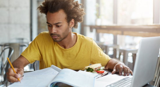 Cursos de Pós-Graduação à Distância e sua Adaptação Futura - Faveni