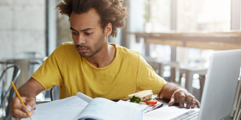 Cursos de Pós-Graduação à Distância e sua Adaptação Futura - Faveni