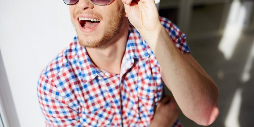 Como escolher os óculos de sol certos para proteção UV - Clínica Saúde Visual - Entenda a importância de proteger os olhos contra os raios UV e como escolher os óculos de sol ideais para manter sua visão saudável.