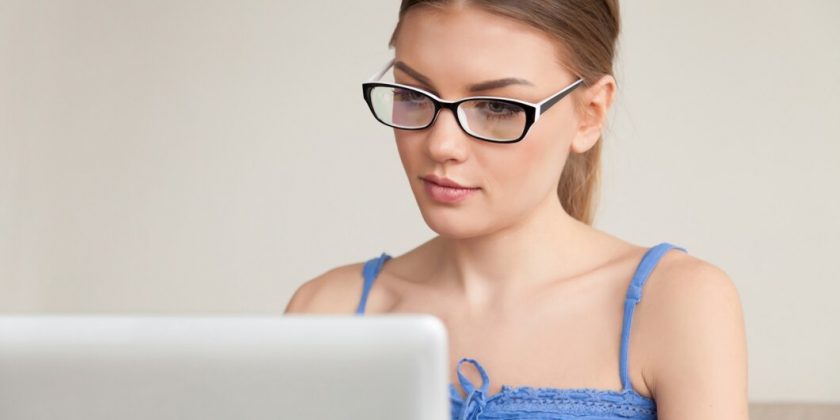 Óculos com lentes azuis: como funcionam e para quem são indicados? - Clínica Saúde Visual