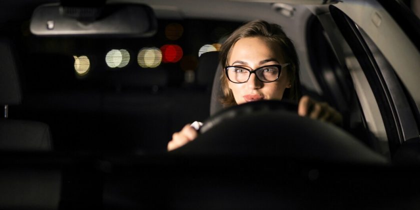 Óculos para dirigir à noite: escolha lentes ideais - exame de vista gratuito em São José dos Campos - Clínica Saúde Visual