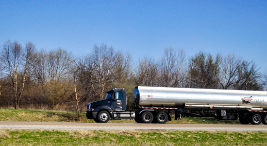 Caminhão pipa para alugar: solução rápida de água potável